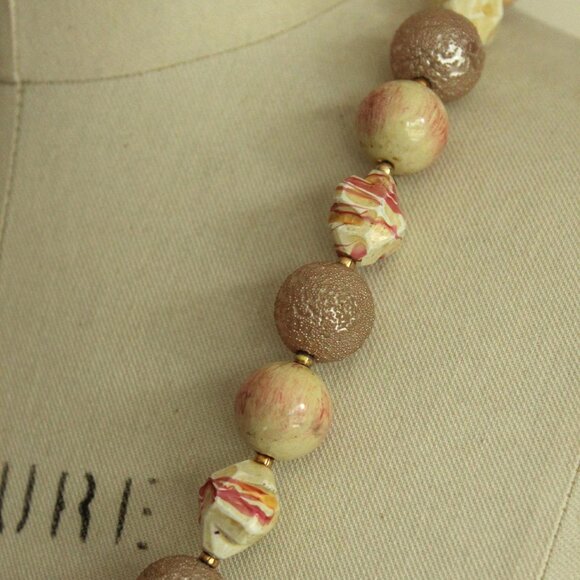 Vintage 1960s Necklace, Pink and White Large Beads with Gold Spacers Mod Jewelry - Picture 4 of 9